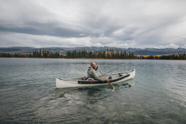 Canada, British Columbia, man in canoe on Boya Lake - GUSF00498