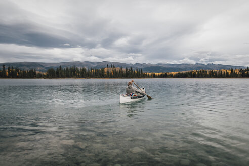 Kanada, British Columbia, Mann im Kanu auf dem Boya-See - GUSF00499