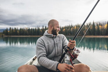 Kanada, British Columbia, Mann beim Fischen im Kanu auf dem Boya-See - GUSF00501