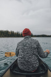 Kanada, British Columbia, Mann im Kanu auf dem Boya-See - GUSF00508