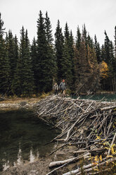 Kanada, Britisch-Kolumbien, zwei Männer beim Spaziergang auf dem Deich am Boya-See - GUSF00510