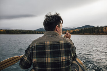 Kanada, British Columbia, Mann im Kanu auf dem Boya-See - GUSF00511