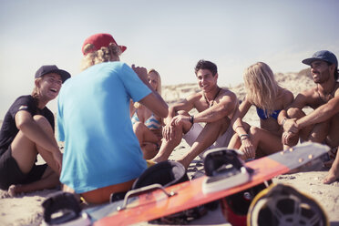 Freunde lernen Kiteboarding am sonnigen Strand - CAIF05907