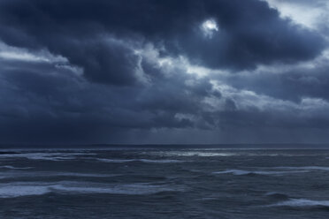 Dunkle Wolken am bedeckten Himmel über stürmischem Meer, Devon, Vereinigtes Königreich - CAIF05913