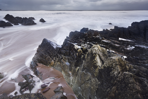 Langzeitbelichtung Meer und Felsen, Devon, Vereinigtes Königreich, lizenzfreies Stockfoto