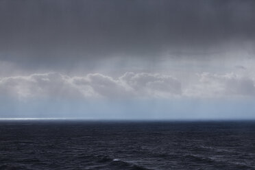 Wolken und Regen über Ozean Meereslandschaft - CAIF05918