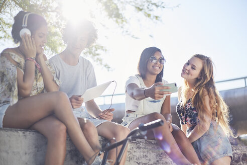 Teenager-Freunde hängen ab, machen Selfies und hören Musik - CAIF05927