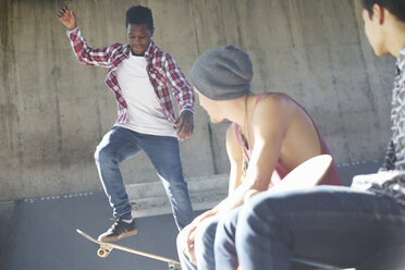 Skateboard fahrende Teenager im Skatepark - CAIF05929