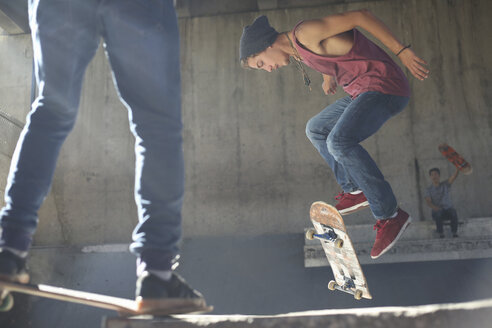 Jugendlicher kippt Skateboard im Skatepark - CAIF05939