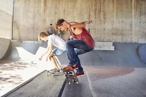 Skateboard fahrende Teenager im Skatepark - CAIF05947
