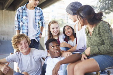 Freunde im Teenageralter hängen im Skatepark ab und unterhalten sich - CAIF05952