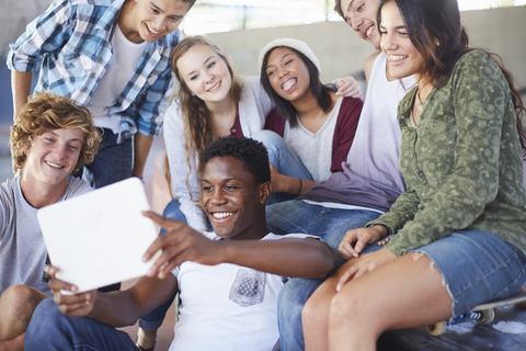 Teenager-Freunde hängen ab und machen ein Selfie mit einem digitalen Tablet, lizenzfreies Stockfoto