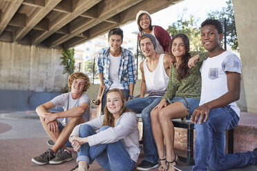Porträt selbstbewusster Teenager-Freunde, die im Skatepark abhängen - CAIF05963