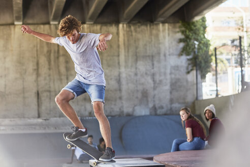 Jugendlicher macht Skateboard-Stunt im Skatepark - CAIF05967