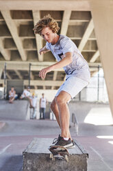 Jugendlicher auf dem Skateboard im Skatepark - CAIF05972