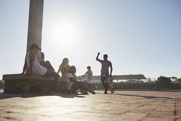 Teenager-Freunde hängen im sonnigen Skatepark ab - CAIF05976