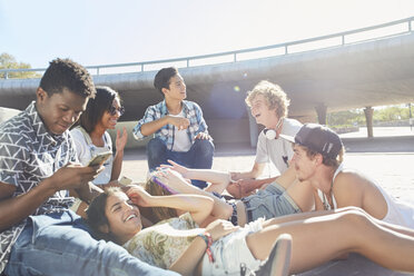 Teenager-Freunde hängen im sonnigen Skatepark ab - CAIF05980