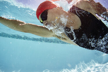 Männlicher Schwimmer schwimmt unter Wasser im Schwimmbad - CAIF06006