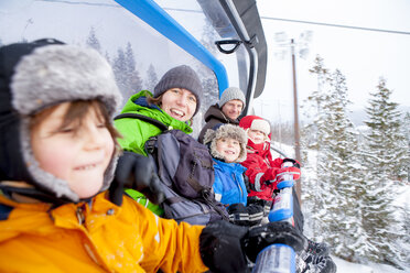 Portrait Familie beim Skiliftfahren - CAIF06019