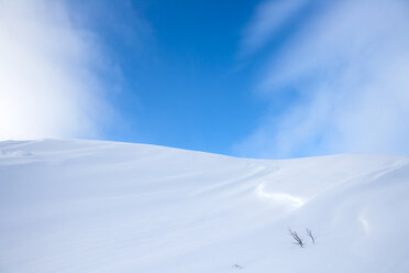 Schneebedeckter Hügel unter blauem Himmel - CAIF06020