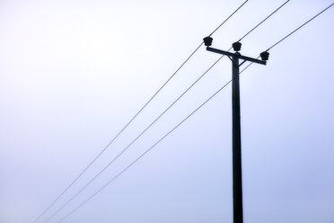 Stromleitungen unter bedecktem Himmel - CAIF06027