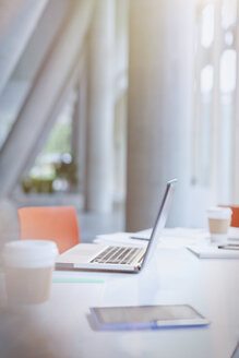 Laptop, Kaffee und digitales Tablet auf dem Tisch im Büro - CAIF06041