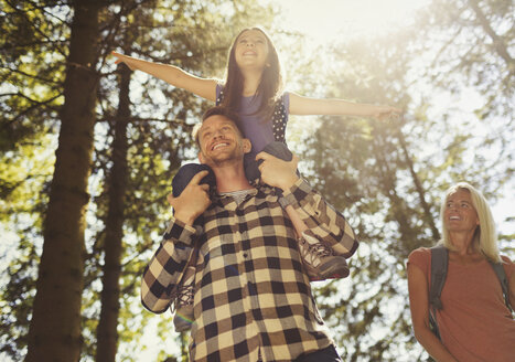 Vater trägt Tochter auf den Schultern, Wanderung im sonnigen Wald - CAIF06065