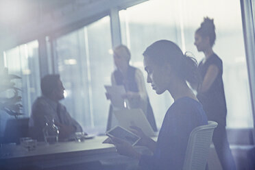Geschäftsfrau verwendet digitales Tablet in einer Besprechung im Konferenzraum - CAIF06143