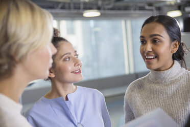 Geschäftsfrauen im Gespräch im Büro - CAIF06152