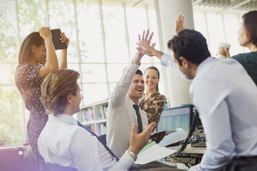 Geschäftsleute, die sich im Büro zuprosten und feiern - CAIF06241