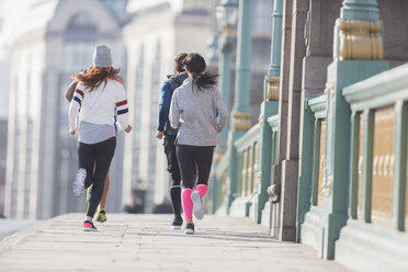 Läufer auf einem sonnigen Bürgersteig in der Stadt - CAIF06339