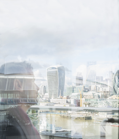 Nachdenklicher Geschäftsmann mit Blick auf eine Stadtansicht, London, UK, lizenzfreies Stockfoto