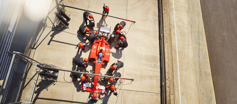 Overhead-Boxenmannschaft bei der Arbeit an einem Formel-1-Rennwagen in der Boxengasse, lizenzfreies Stockfoto