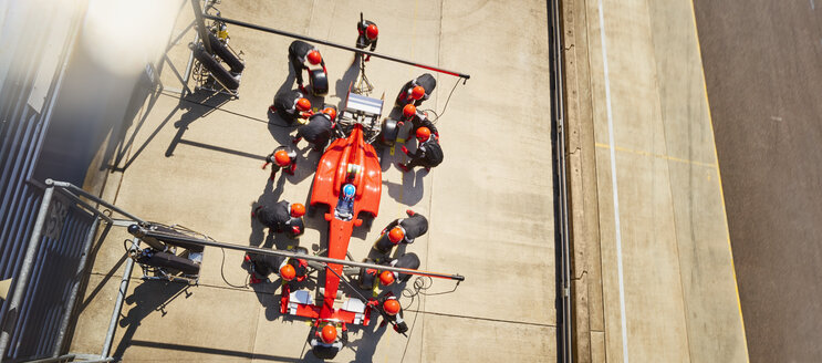 Overhead-Boxenmannschaft bei der Arbeit an einem Formel-1-Rennwagen in der Boxengasse - CAIF06364