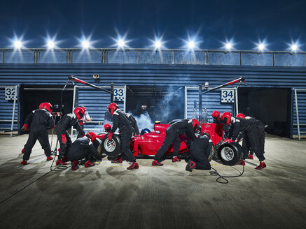 Boxencrew bei der Arbeit an einem Formel-1-Rennwagen beim Boxenstopp - CAIF06367