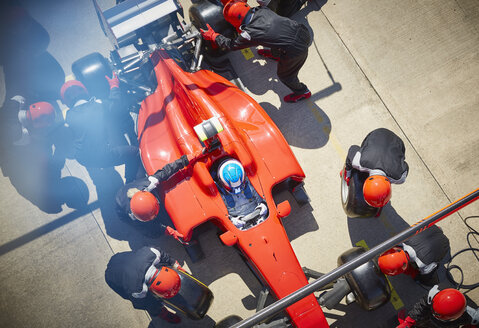 Overhead-Boxenmannschaft bei der Arbeit an einem Formel-1-Rennwagen beim Boxenstopp - CAIF06369