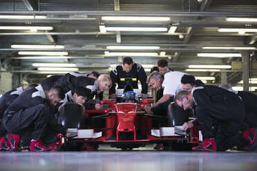 Boxencrew bereitet Formel-1-Rennwagen und Fahrer in der Reparaturwerkstatt vor - CAIF06373