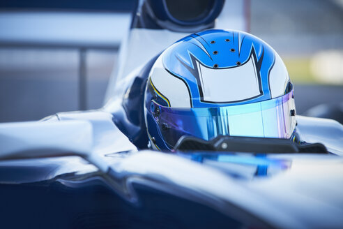 Nahaufnahme eines Formel-1-Rennfahrers mit blauem Helm - CAIF06385
