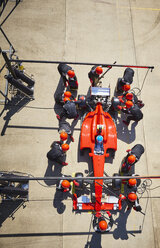 Overhead-Boxenmannschaft bei der Arbeit an einem Formel-1-Rennwagen in der Boxengasse - CAIF06387