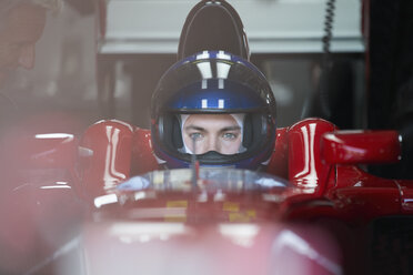 Fokussierter Formel-Eins-Rennfahrer mit Helm - CAIF06388