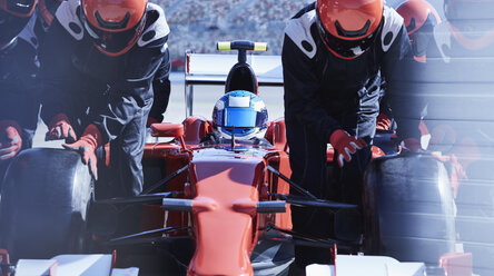 Die Boxencrew wechselt die Reifen an einem Formel-1-Rennwagen in der Boxengasse - CAIF06394