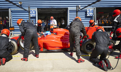 Die Boxencrew wechselt die Reifen an einem Formel-1-Rennwagen in der Boxengasse - CAIF06410