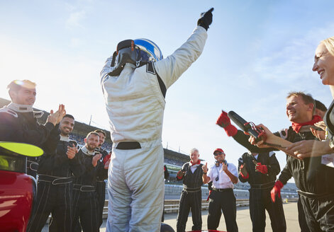 Formel-1-Rennteam und Fahrer jubeln, feiern den Sieg auf der Sportstrecke - CAIF06415