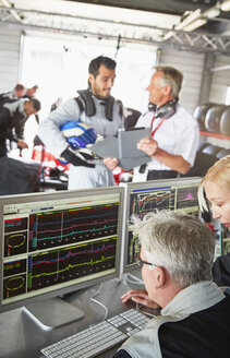 Formel-1-Team prüft Diagnosen in der Reparaturwerkstatt - CAIF06421