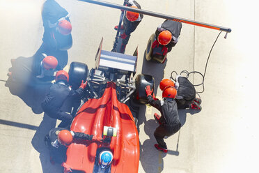 Overhead-Boxencrew beim Reifenwechsel an einem Formel-1-Rennwagen in der Boxengasse - CAIF06448