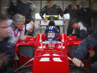 Boxencrew bei der Arbeit um einen ernsthaften Formel-1-Rennfahrer - CAIF06459