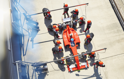 Overhead-Boxencrew beim Reifenwechsel an einem Formel-1-Rennwagen in der Boxengasse, lizenzfreies Stockfoto