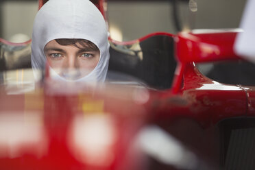 Close up Porträt ernst Formel ein Rennfahrer trägt Schutzmaske - CAIF06467