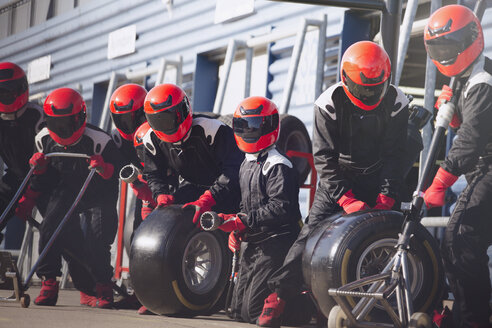 Die Boxencrew steht mit Reifen in der Formel-1-Boxengasse bereit - CAIF06480