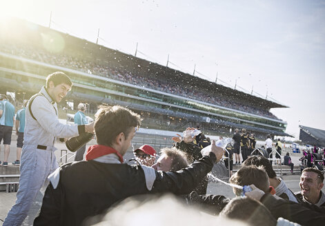 Formel-Eins-Rennteam und Fahrer versprühen Champagner und feiern den Sieg auf der Sportstrecke - CAIF06521